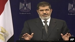 Presiden tersingkir Mesir Mohamed Morsi akan diadili dengan dakwaan mengobarkan kekerasan dan pembunuhan (foto: dok).
