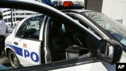 Policajac Nju Orleansa pored svog patrolnog vozila, 11. septembar, 2005.(Foto: AP/Anja Niedringhaus)