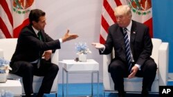 Presiden Donald Trump bertemu dengan Presiden Mexico Enrique Pena Nieto di Pertemuan G20 di Hamburg awal Juli lalu. (Foto:dok)