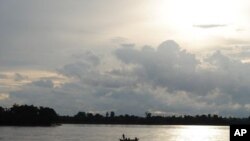 អ្នក​នេសាទ​ម្នាក់​អ៊ុំ​ទូក​នៅ​​តាម​ទន្លេ​មេគង្គ​ត្រង់​ចំណុច​ស្រុក​សម្បូរ ​ខេត្ត​ក្រចេះ។ កន្លែង​នេះ​ជាតំបន់​ដែល​រដ្ឋាភិបាល​កម្ពុជា​មាន​គម្រោង​សាង​សង់​ទំនប់​វារី​ អគ្គិសនី​កាត់​ទន្លេ​មេគង្គ​ដ៏​ធំ​មួយ។ អនាគត​នៃ​គម្រោង​​សម្បូរ​នេះ​ក៏​អាស្រ័យ​មួយ​ផ្នែក​ទៅ​លើ​ស