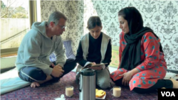 پاکستان کې افغان کډوال احمد ظاهر سلطاني د خپلې کورنۍ سره. 