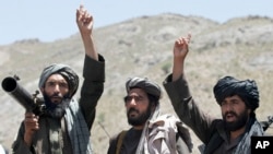 Para pejuang Taliban di distrik Shindand, Herat, Afghanistan, 27 Mei 2016. (Foto: dok). 