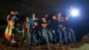 Un groupe de jeunes migrants du Honduras et du Salvador qui ont franchi illégalement la frontière entre les États-Unis et le Mexique est arrêté à Granjeno, au Texas, le 25 juin 2014.