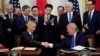 Le vice-Premier ministre chinois Liu He et le président américain Donald Trump se serrent la main après avoir signé la "phase 1" de l'accord commercial américano-chinois à Washington, États-Unis, le 15 janvier 2020. REUTERS / Kevin Lamarque