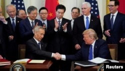 Le vice-Premier ministre chinois Liu He et le président américain Donald Trump se serrent la main après avoir signé la "phase 1" de l'accord commercial américano-chinois à Washington, États-Unis, le 15 janvier 2020. REUTERS / Kevin Lamarque
