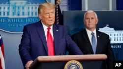 Le président Donald Trump, à côté du du vice-président Mike Pence, prend la parole dans la salle de briefing Brady à la Maison Blanche, le mardi 24 novembre 2020, à Washington. (Photo AP / Susan Walsh)