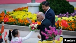 Presiden Afghanistan Ashraf Ghani Ahmadzai (kiri) dan Presiden China Xi Jinping saat upacara penyambutan di Beijing, Selasa (28/10).
