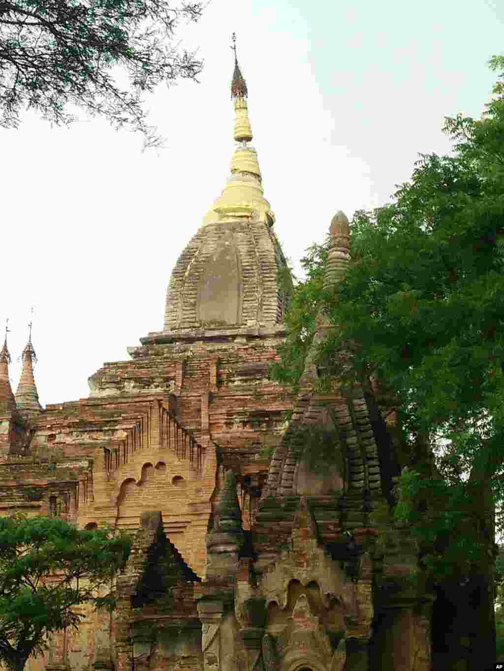 ငလျင်ဒဏ်သင့် ပုဂံဘုရားတစ်ဆူ