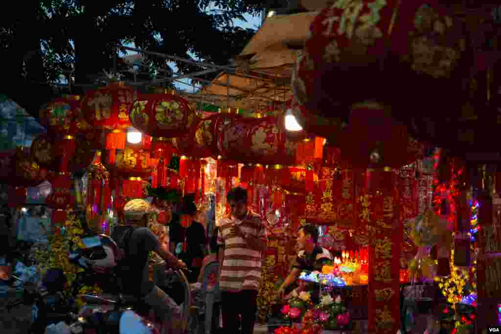 តូប​លក់​ទំនិញ​បាន​ដាក់​លក់​សម្ភារៈ​ពណ៌ក្រហម​សម្រាប់​ពិធី​បុណ្យ​ចូល​ឆ្នាំ​ចិន វៀតណាម​ក្នុង​រាជធានី​ភ្នំពេញ ប្រទេសកម្ពុជាកាលពី​ថ្ងៃទី​៣០​ ខែមករា ឆ្នាំ២០១៩។(ទុំ ម្លិះ/VOA)