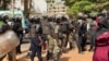 Pour manifester leur mécontentement face aux coupures intempestives d'électricité dans la capitale, un groupe de jeunes a organisé un sit-in devant la société Energie du Mali (EDM). 