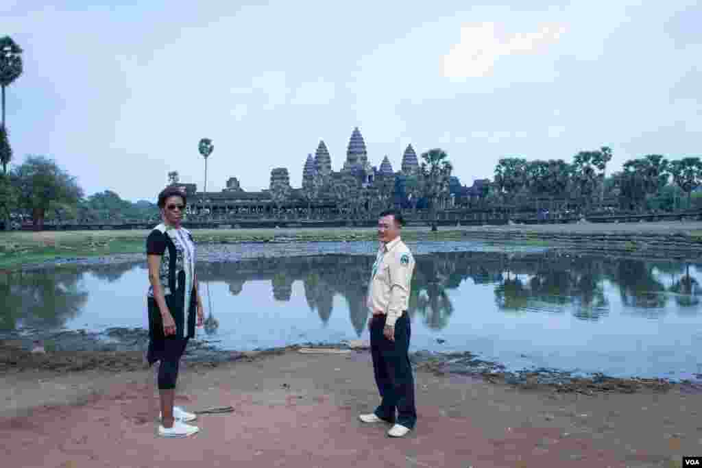 មគ្គុទ្ទេសក៍​ទេសចរណ៍​បង្ហាញ​ដល់​លោកស្រី Michelle Obama ក្នុង​ពេល​ដើរ​ទស្សនា​នៅ​បរិវេណ​ប្រាសាទ​អង្គរវត្ត នៅរសៀល​ថ្ងៃ​សៅរ៍​ ទី២១ ខែមីនា ឆ្នាំ២០១៥។