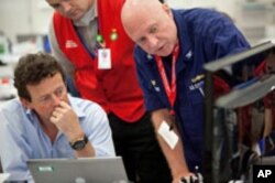 BP Group Chief Executive Tony Hayward discusses the operation with a US Coast Guard official.