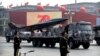 Sebuah truk militer China membawa misil nuklir dalam parade peringatan 70 Tahun Partai Komunis China di Beijing, 1 Oktober 2019. 