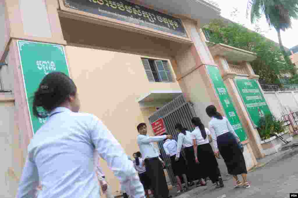 អនុរក្សកំពុងពិនិត្យ​មើល​សំណៅ​ឯកសារ​នៅ​លើ​ខ្លួន​បេក្ខ​ជន​​ប្រលង​មធ្យម​សិក្សា​ទុតិយភូមិ​​&nbsp;នៅ​ថ្ងៃ​ទី​២៤​&nbsp;ខែ​សីហា​&nbsp;ឆ្នាំ២០១៥​&nbsp;នៅ​មណ្ឌល​ប្រលង​​សាលាបឋម​សិក្សារ​ចតុមុខ​។ នេះ​ជា​ឆ្នាំ​ទី​២​ហើយ ​ដែល​ក្រសួង​អប់រំ​បាន​រឹតបន្តឹង​លើការប្រល​សញ្ញាប័ត្រ​មធ្យម សិក្សា​ទុតិយភូមិ​នេះ។