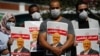Para pengunjuk rasa membawa poster bergambar wartawan Arab Saudi, Jamal Khashoggi, di dekat konsulat Arab Saudi di Istanbul, menandai dua tahun peringatan kematiannya, 2 Oktober 2020.