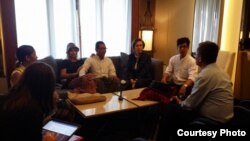 ကုလကိုယ်စားလှယ်၊ ရှေ့နေ တို့နဲ့ ဦးဂမ္ဘီရတွေ့ဆုံနေစဉ်။