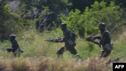 Des soldats kényans participent à un exercice militaire conjoint avec des Marines américains près de la ville côtière de Lamu, 15 janvier 2004.