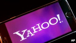 Le logo de Yahoo sur un smartphone à Francfort, en Allemagne, le 15 décembre 2016 (photo d'archive). 