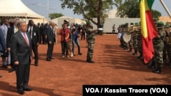 Le secrétaire général de l'ONU, Antonio Guterres, salue le drapeau aux côtés du Premier ministre du Mali, Soumeylou Boubèye Maïga, à Bamako, le 29 mai 2018. (VOA/Kassim Traoré)