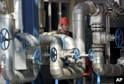Kilang minyak PetroChina Jilin Petrochemical Co. di Jilin, timur laut China, Senin, 24 Mei 2004. (Foto: AP)