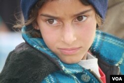 Roughly 280,000 people have fled their homes since the operations to retake Iraq from IS militants began. In recent days, civilians fleeing say they are facing unprecedented violence on March 26, 2017 in Hammam Alil, Iraq. (H.Murdock/VOA)