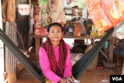 លោកស្រី ប៉ែន សំអាត អាយុ​៥២​ឆ្នាំ ដែល​ជា​ម្ចាស់​ហាង​គ្រឿងទេសមួយ​នៅ​តាម​ផ្លូវ​ក្នុង​ឃុំ​ចន្រ្តី មាន​ប្រសាសន៍ថា លោកស្រីមិន​អាច​ទាក់ទង​អតីត​មេឃុំ​មក​ពីគណបក្ស​ប្រឆាំង​បាន​ទៀត​ទេ។ (ស៊ុន ណារិន/VOA)