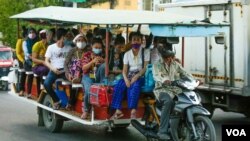 រូបឯកសារ៖ ក្រុម​កម្មករ​រោងចក្រ​ពាក់ម៉ាស់​ ពេល​ធ្វើ​ដំណើរ​តាម​ដងផ្លូវ​ ខណៈ​កម្ពុជា​កំពុង​ប្រឈម​ការ​រាតត្បាត​នៃ​ជំងឺកូវីដ១៩​ នៅ​ភ្នំពេញ ថ្ងៃទី១០ ខែមីនា​ ឆ្នាំ២០២១។​ (ហ៊ាន​ សុជាតា/វីអូអេ)
