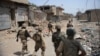 Tentara Pakistan berpatroli dalam operasi militer melawan Taliban di Kota Miranshah, Utara Waziristan, 9 Juli 2014. 