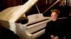 Billy Joel poses et son piano à New York (Photo AP)