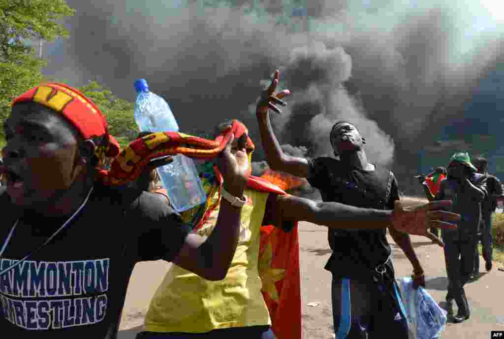 Ratusan demonstran yang marah mendatangi gedung parlemen sebelum melakukan aksi pembakaran di sekitar gedung tersebut, di Ouagadougou, Burkina Faso (30/10). Aksi pembakaran tersebut&nbsp;merupakan protes warga atas rencana perubahan konstitusi, yang akan memperbolehkan Presiden&nbsp;Blaise Compaore untuk meneruskan 27 tahun pemerintahannya di negara itu. 
