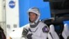 Astronot Badan Antariksa Eropa Thomas Pesquet dari Perancis berbicara dengan keluarga dan teman sebelum upaya peluncuran di Kennedy Space Center di Cape Canaveral, Florida, 23 April 2021. (Foto: AP)