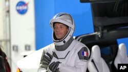 Astronot Badan Antariksa Eropa Thomas Pesquet dari Perancis berbicara dengan keluarga dan teman sebelum upaya peluncuran di Kennedy Space Center di Cape Canaveral, Florida, 23 April 2021. (Foto: AP)