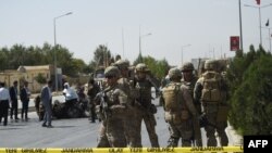 Tentara AS dan pasukan keamanan Afghanistan memeriksa lokasi serangan di Kabul, Afghanistan, 24 September 2017.