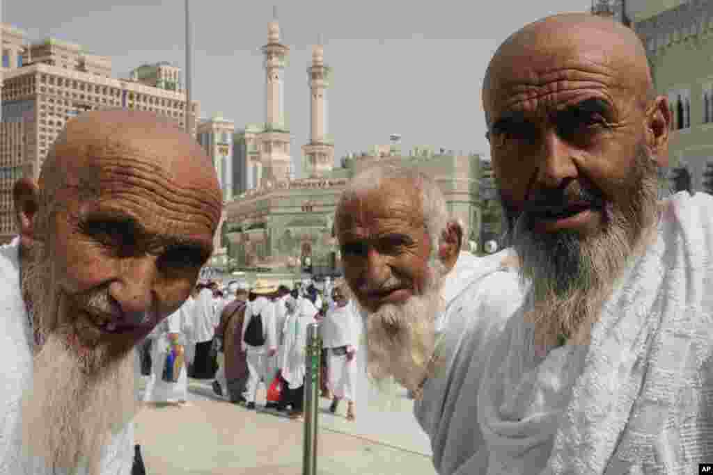 په مکه کې افغان حاجیان؛ د طالبانو حکومت ویلي چې سږکال ۳۰ افغانان د حج د فریضې د ادا کولو لپاره سعودي عربستان ته للي دي. 
