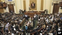 Ketua Parlemen Mesir Saad el-Katani membuka rapat parlemen Mesir pertama sejak di bubarkan oleh Mahkamah Agung Konstitusional di Kairo (10/7).