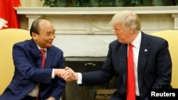 ប្រធានាធិបតី​អាមេរិក​លោក​​ Donald Trump ស្វាគមន៍​នាយករដ្ឋមន្រ្តី​វៀតណាម​លោក​ Nguyen Xuan Phuc នៅ​ក្នុង​សេតវិមាន​ រដ្ឋធានី​វ៉ាស៊ីនតោន​កាល​ពី​ថ្ងៃទី​៣១ ឧសភា ២០១៧។