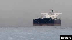 一艘运载伊朗原油的大型油轮3月1日停靠在新加坡外海