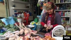 រូបឯកសារ៖ អ្នកស្រី សាន់ វ៉ាន់នី អាជីវករលក់សាច់មាន់នៅផ្សារច្រាំងចំរេះ ខណ្ឌឫស្សីកែវ រាជធានីភ្នំពេញ ខែមីនា ឆ្នាំ២០២០។ (Ananth Baliga/VOA)