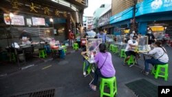 រូបឯកសារ៖ អតិថិនអង្គុយទទួលទានអាហារតាមចិញ្ចើមថ្នល់នៅក្រុងបាងកក ប្រទេសថៃ កាលពីថ្ងៃទី១២ ខែឧសភា ឆ្នាំ២០២០។ 