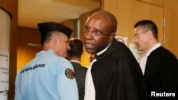 L'avocat français Richard Gisagara, qui représente la Rwandaise Constance Mukabazayire, le parti de la défense, arrive au palais de justice à Paris, France le 10 mai 2016.