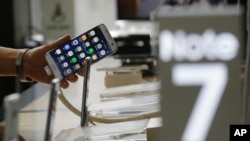 អតិថិជន​កាន់​ទូរស័ព្ទ​ Galaxy Note 7 នៅ​ក្នុង​ស្នាក់​ការ​កណ្តាល​របស់​ក្រុម​ហ៊ុន​ Samsung នៅ​ប្រទេស​កូរ៉េ​ខាង​ត្បូង។