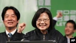 អ្នកស្រី Tsai Ing-wen សាទរ​ជ័យជម្នះ​របស់​អ្នកស្រី​ក្នុង​ការ​បោះឆ្នោត​ប្រធានាធិបតី​ឆ្នាំ២០២០ ជាមួយ​នឹង​អ្នកគាំទ្រ​នៅ​ក្នុង​ក្រុង​តៃប៉ិ កោះ​តៃវ៉ាន់ កាលពី​ថ្ងៃទី១១ ខែមករា ឆ្នាំ២០២០។