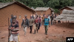 Des combattants anti-balaka patrouillent dans la paroisse de Gambo, sud-est de la Centrafrique,16 août 2017