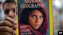 Pengungsi Afghanistan, Sharbat Gulla, di sampul majalah National Geographic. 