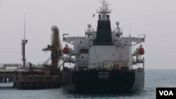 Kapal tanker Iran yang mengangkut bensin berlabuh di Puerto Cabello, Venezuela tanggal 25 Mei 2020 (foto: dok). 