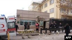 Suasana setelah terjadinya serangan bom bunuh diri di pos pintu masuk Kedubes AS di Ankara, Turki hari Jumat (1/2). Gedung Putih menyatakan serangan itu sebagai aksi terorisme.