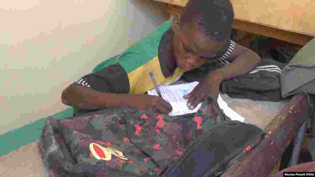 Un élève de l'école de Bosso dans la région de Diffa, Niger, le 19 avril 2017 (VOA/Nicolas Pinault)