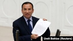 ARSIP - Menteri Kehakiman Turki, Bekir Bozdag, berbicara di depan Parlemen Turki selama debat di Ankara tanggal 19 Maret 2014 (foto: REUTERS/Umit Bektas)