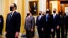 Članovi Predstavničkog doma, koji će imati ulogu tužioca na suđenju u Senatu, donose optužnicu protiv bivšeg predsjednika Donalda Trumpa u Gornji dom Kongresa, 25. januar 2021.