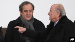 Michel Platini (gauche) Sepp Blatter (droite), le 16 décembre 2014. (AP Photo/Christophe Ena)